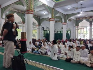 Kak Ade Bolang (Pendongeng Nasional) dari Bandung berdongeng kisah islami di TPQ Hidayatul Ulum