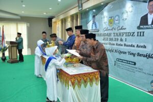 Tokoh Lambaro Skep dan beberapa Tokoh Kota Banda Aceh menyematkan selempang, mahkota dan memberikan sertifikat penghargaan kepada para Hafidz/Zah yang telah mampu mencapai target hafalan per-satu Juz Al-Qur'an