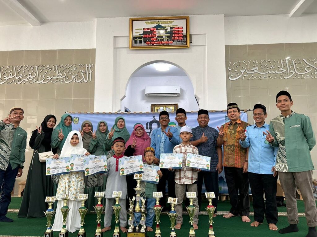 Direktur TPQ Hidayatul Ulum Edy Iswandy ZA, S. Sos. I bersama Ketua DPD, Dirda LPPTKA BKPRMI serta Para MPD BKPRMI Kota Banda Aceh saat Penyerahan Tropy hadiah Festival Anak Shaleh Indonesia (FASI) tingkat Kota Banda Aceh di Mesjid Syaikh Abdur Rauf Blang Oi Meuraxa.