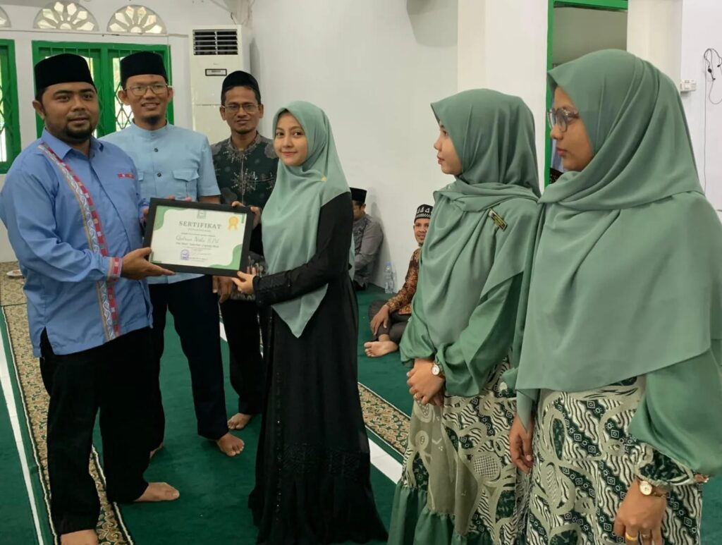 Foto : Ketua DPW BKPRMI Aceh Dr Mulia Rahman, MA bersama Dirda LPPTKA BKPRMI Banda Aceh Ust Mardani, SH serta Direktur TPQ Hidayatullah Ulum Edy Iswandy ZA, S. Sos. I saat memberikan Plakat Piagam Ustzah Terbaik 2023 pada Even Maulid, Tasyakurr & Bagi Raport Santri