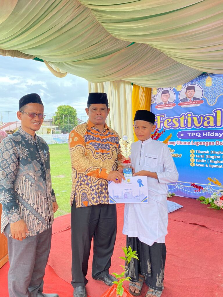 Pemberian hadiah piala, sertifikat, dan uang tunai kepada pemenang lomba oleh Wakil Ketua I DPRK Banda Aceh Bapak Usman SE, MSI yang juga Pembina TPQ Hidayatul Ulum 