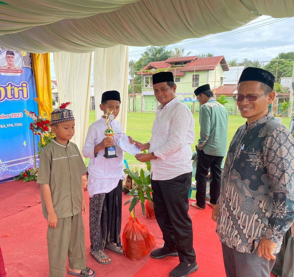 Pemberian hadiah piala, sertifikat, dan uang tunai kepada pemenang lomba oleh Wakil Ketua I DPRK Banda Aceh Bapak Usman SE, MSI yang juga Pembina TPQ Hidayatul Ulum 