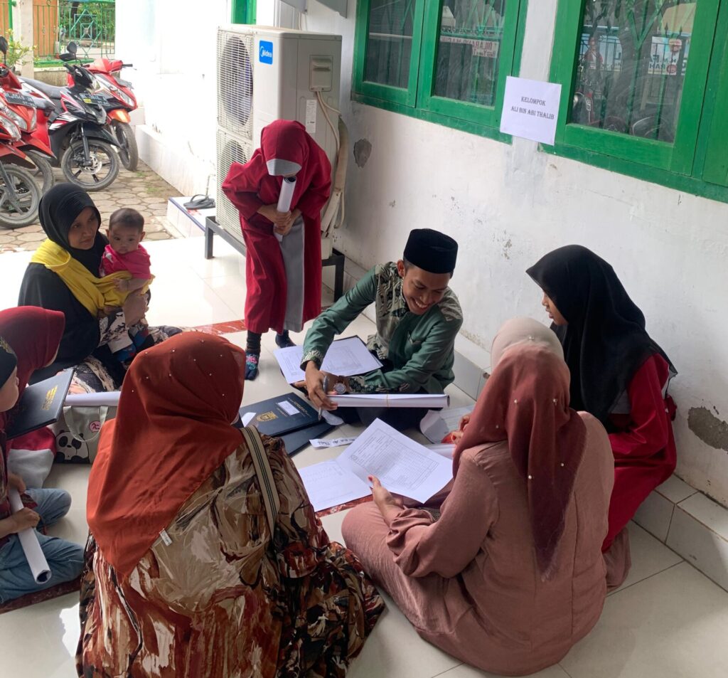 Salah Seorang Ustadz Membagikan Rapor Kepada Orang Tua Wali Santri di Teras Mesjid Darul Makmur Lambaro Skep