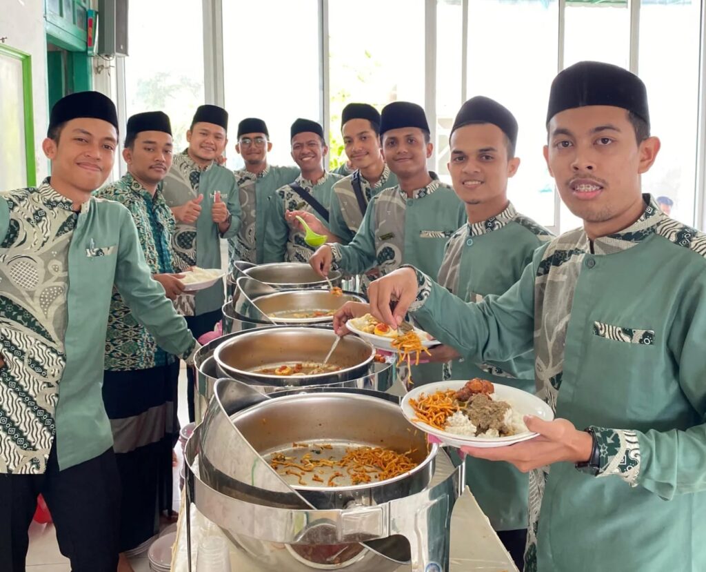 Ustad TPQ HU sedang menikmati khanduri kuah Beulangoh order langganan