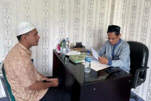 Nampak Direktur TPQ Hidayatul Ulum sedang mewawancarai salah satu peserta tes calon Ustad/zah baru di dalam ruang Pimpinan TPQ HU 