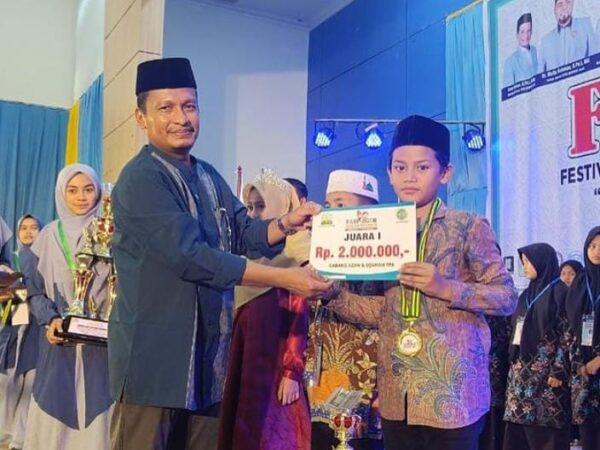 Ananda Qifti Alhamdi menerima penghargaan dari panitia FASI Provinsi Aceh