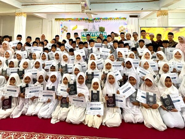 Foto bersama Wali Kota Banda Aceh yang diwakili Staf Ahli Bidang Keistimewaan dan Kemasyarakatan, H Ridwan Ibrahim, M.Pd, secara resmi menutup kegiatan Daurah Tahfiz dan Tarbiyah Ramadhan 1447 H yang diselenggarakan oleh TPQ Hidayatul Ulum Lambaro Skep.