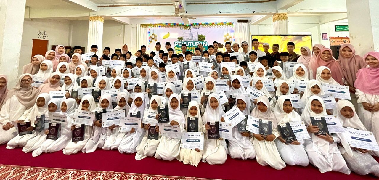 Foto bersama Wali Kota Banda Aceh yang diwakili Staf Ahli Bidang Keistimewaan dan Kemasyarakatan, H Ridwan Ibrahim, M.Pd, secara resmi menutup kegiatan Daurah Tahfiz dan Tarbiyah Ramadhan 1447 H yang diselenggarakan oleh TPQ Hidayatul Ulum Lambaro Skep.
