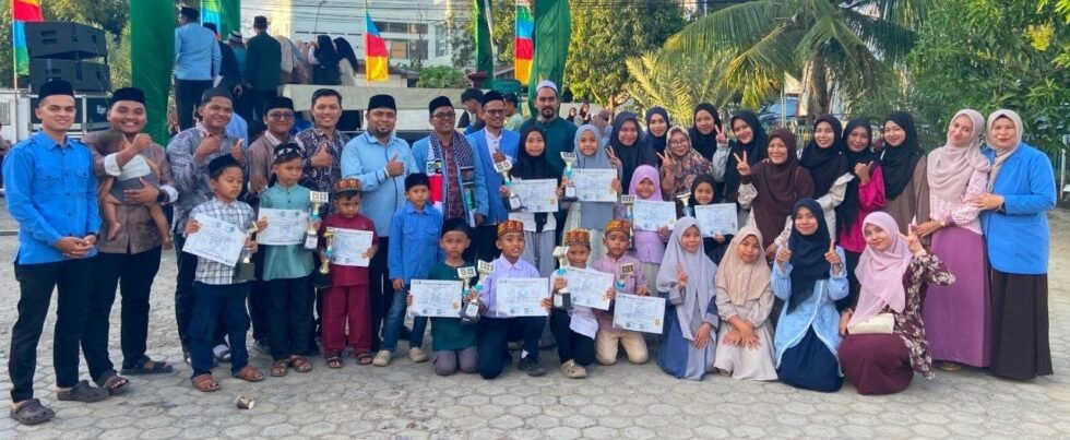 Foto Official dan Peserta FASI Kafilah TPQ Hidayatul Ulum bersama Ketua DPW BKPRMI Aceh sekaligus DPD BKPRMI Kota Banda Aceh di arena lomba