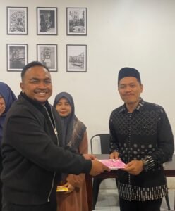 Pembagian doorprize kepada Ustadz aktif selama kajian 