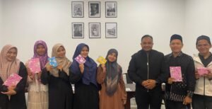 Pembagian doorprize kepada Ustadzah aktif selama kajian 